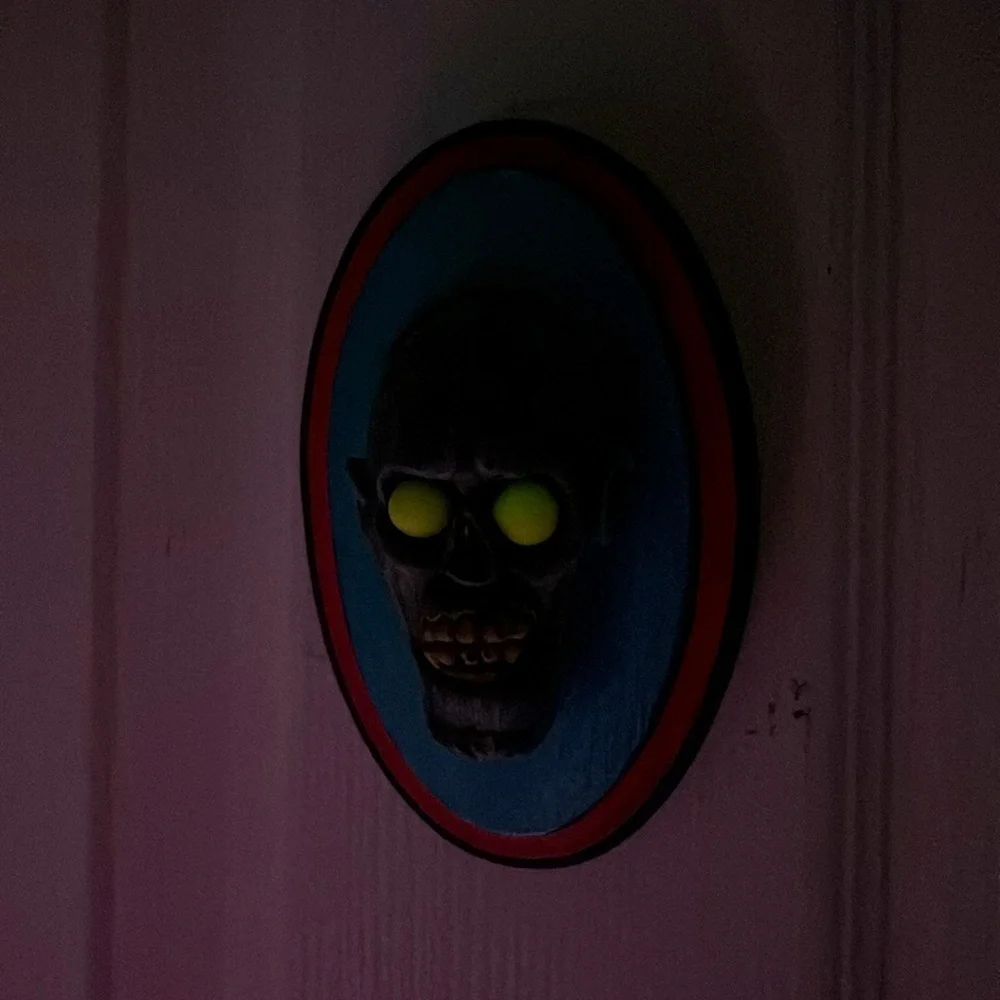 Zombie Head Wall Decor, eyes that glow in the dark